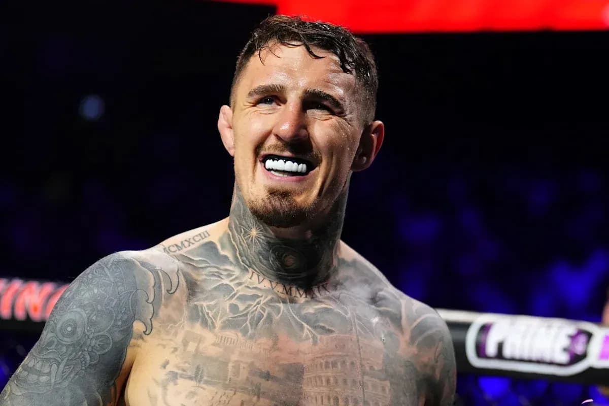 Boxeur souriant avec des tatouages sur le torse Boxeur souriant avec des tatouages sur le torse