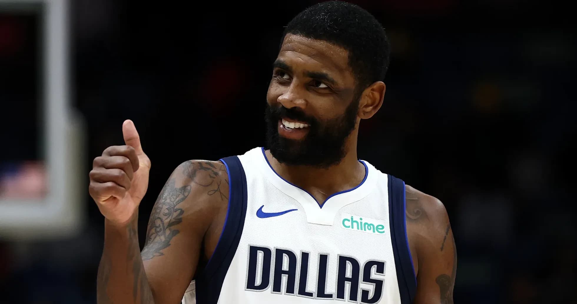 Joueur des Dallas Mavericks faisant un signe de pouce Joueur des Dallas Mavericks faisant un signe de pouce
