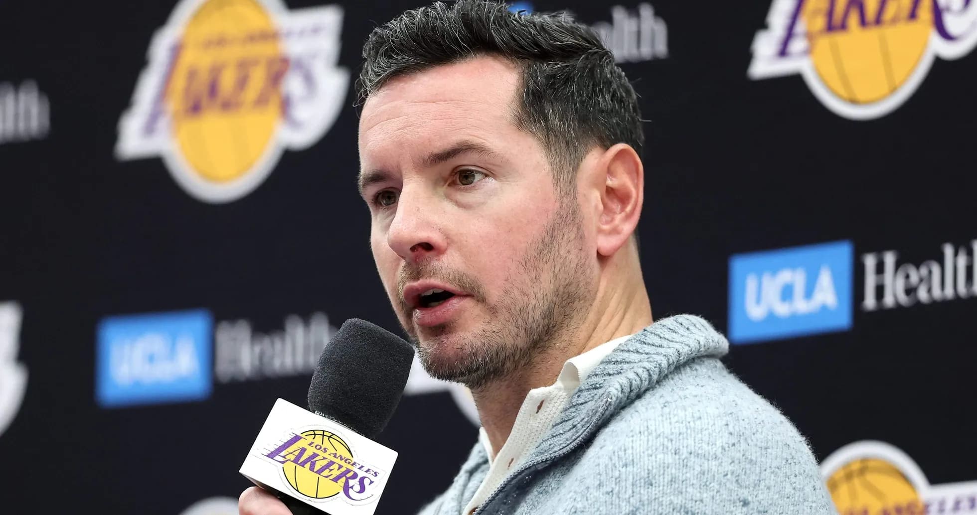 Person parlant lors d'une conférence de presse des Lakers Person parlant lors d'une conférence de presse des Lakers