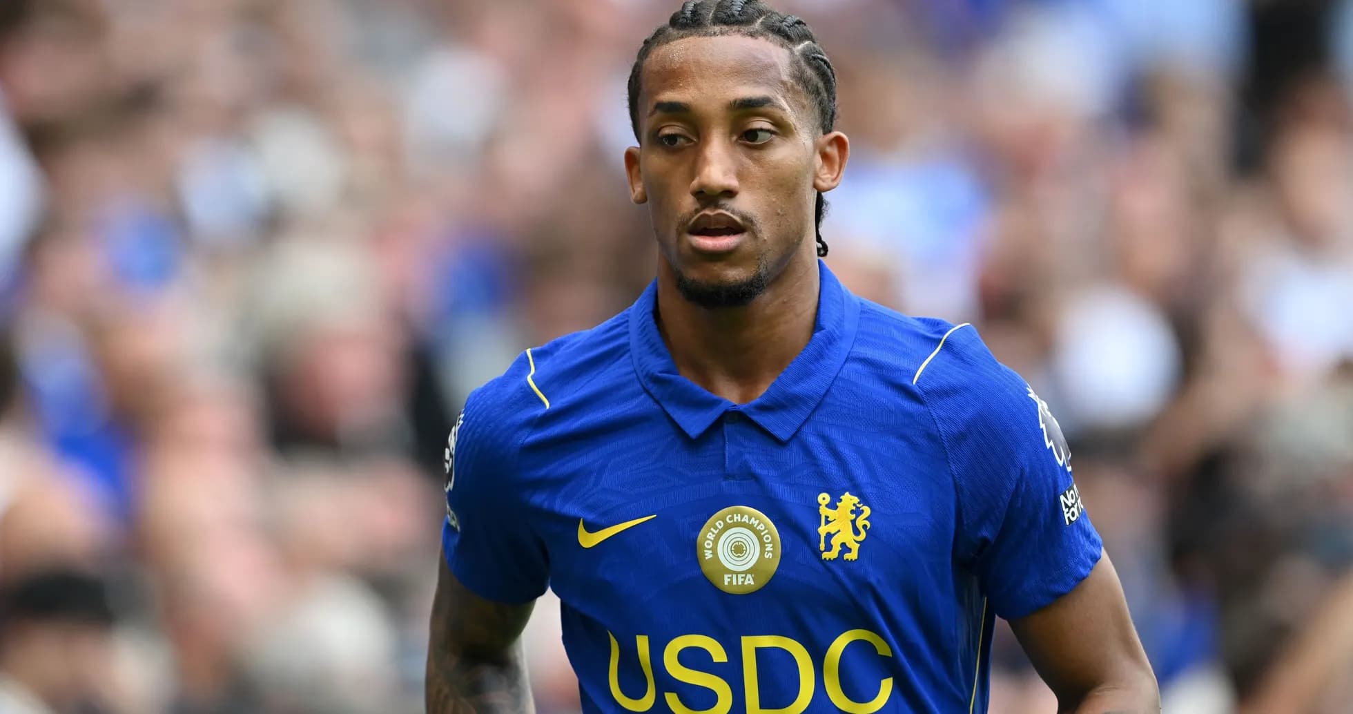 Joueur de Chelsea en maillot bleu sur le terrain Joueur de Chelsea en maillot bleu sur le terrain
