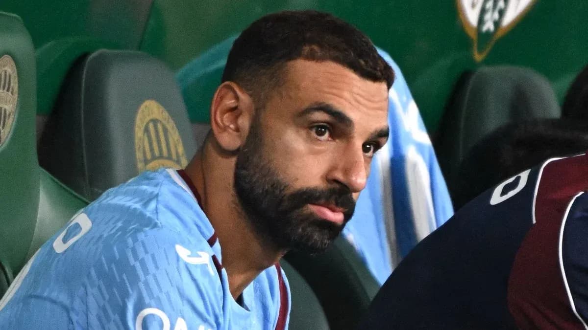 Joueur assis sur le banc de touche pendant le match Joueur assis sur le banc de touche pendant le match