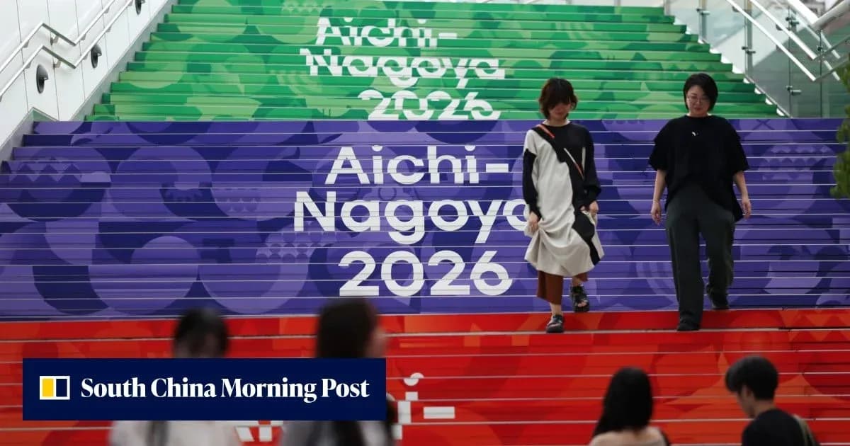 Escalier décoré pour Aichi-Nagoya 2026 avec des personnes Escalier décoré pour Aichi-Nagoya 2026 avec des personnes