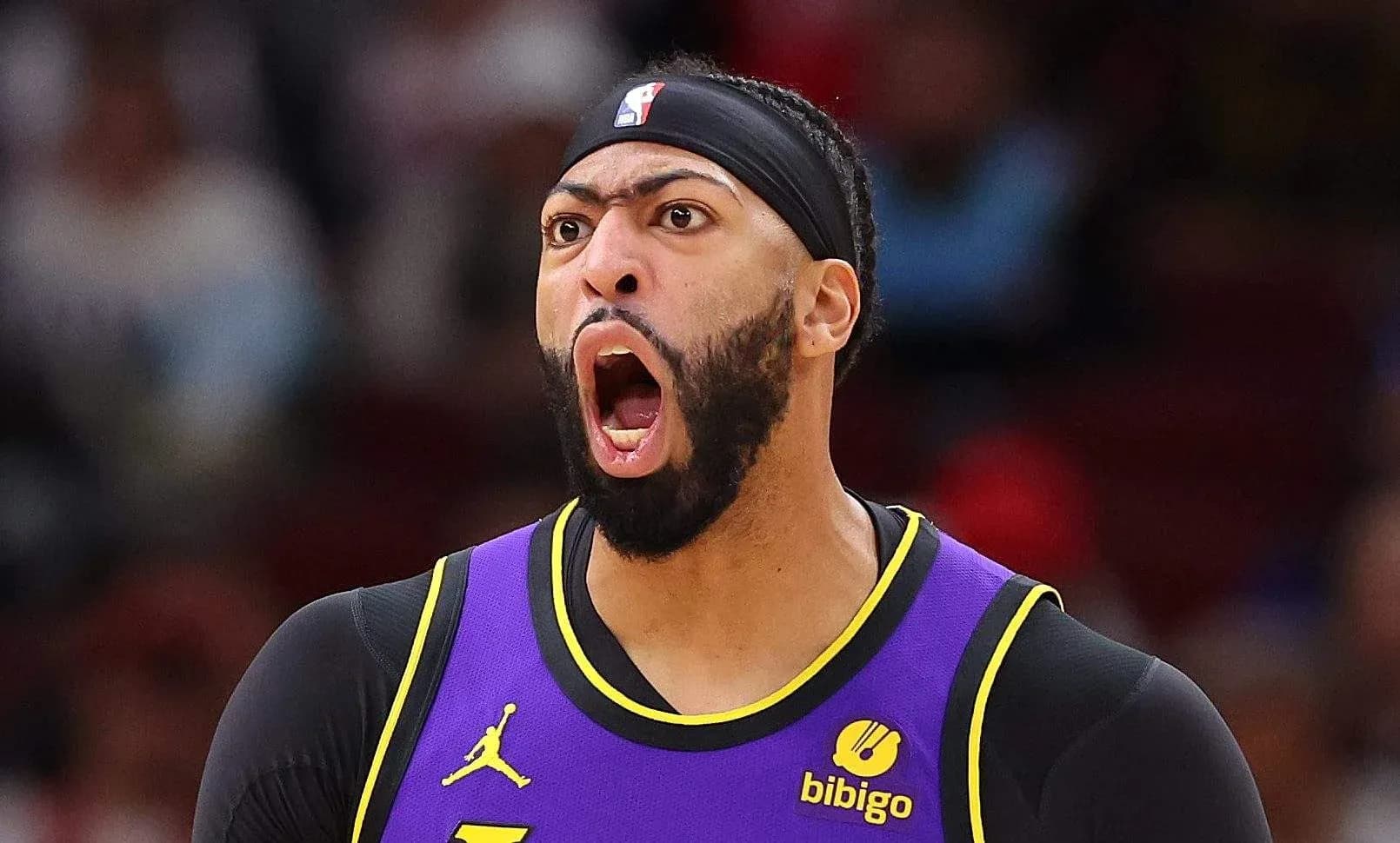 Joueur des Lakers célébrant un point marqué Joueur des Lakers célébrant un point marqué