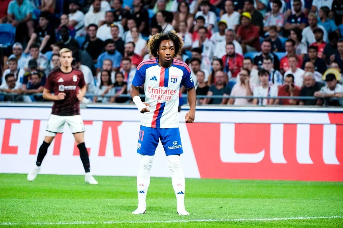 Joueur de l'OL en action sur le terrain Joueur de l'OL en action sur le terrain
