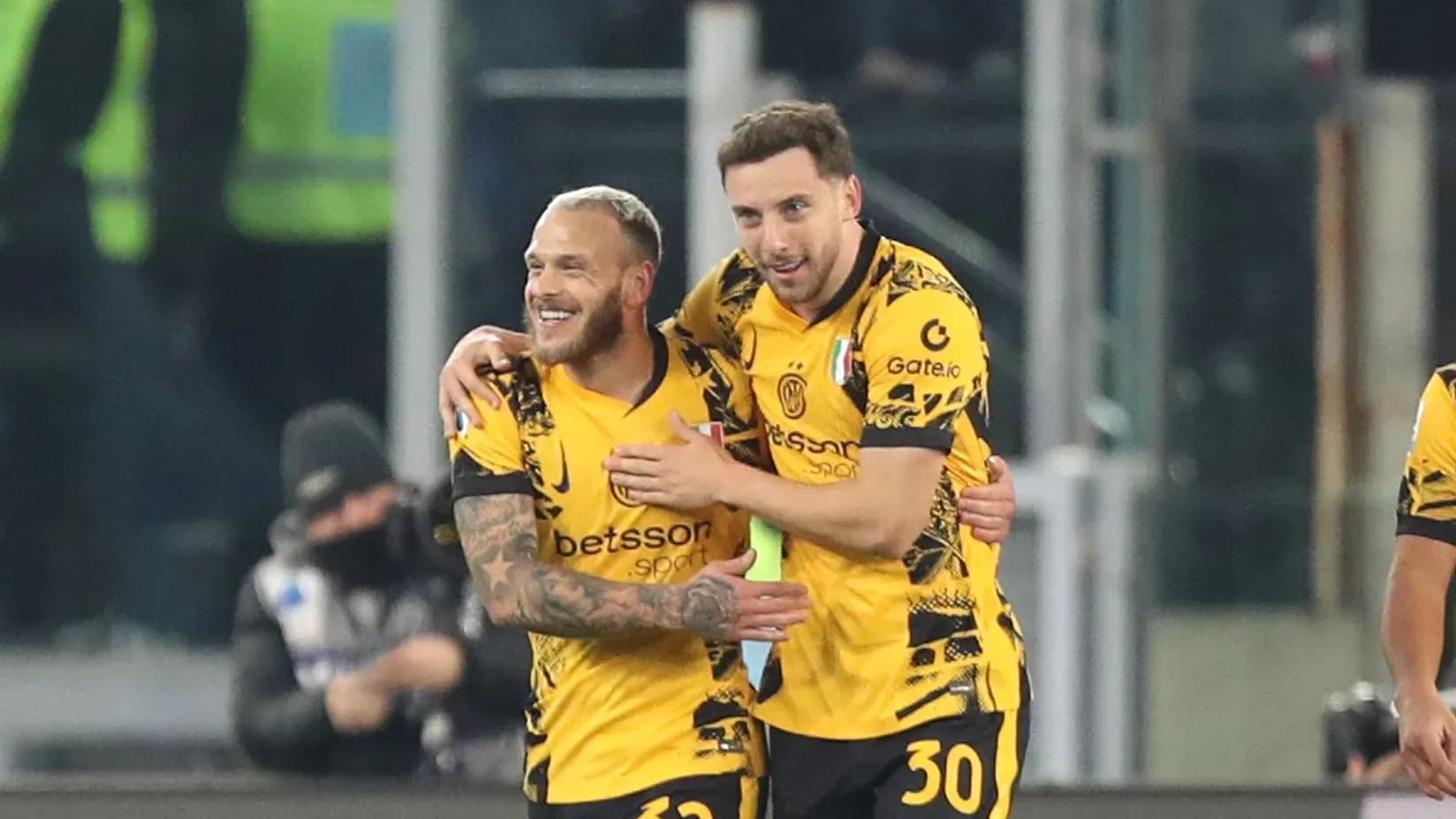 Joueurs célébrant un but sur le terrain Joueurs célébrant un but sur le terrain