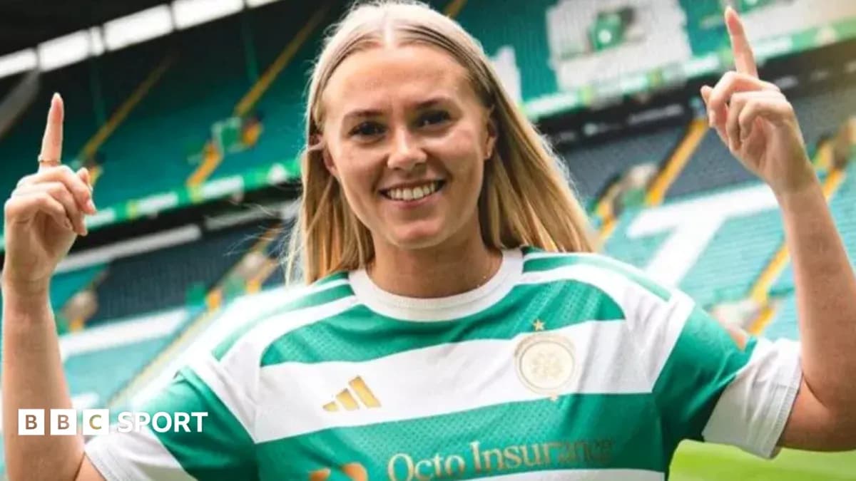 Joueuse célébrant avec le maillot de Celtic FC Joueuse célébrant avec le maillot de Celtic FC