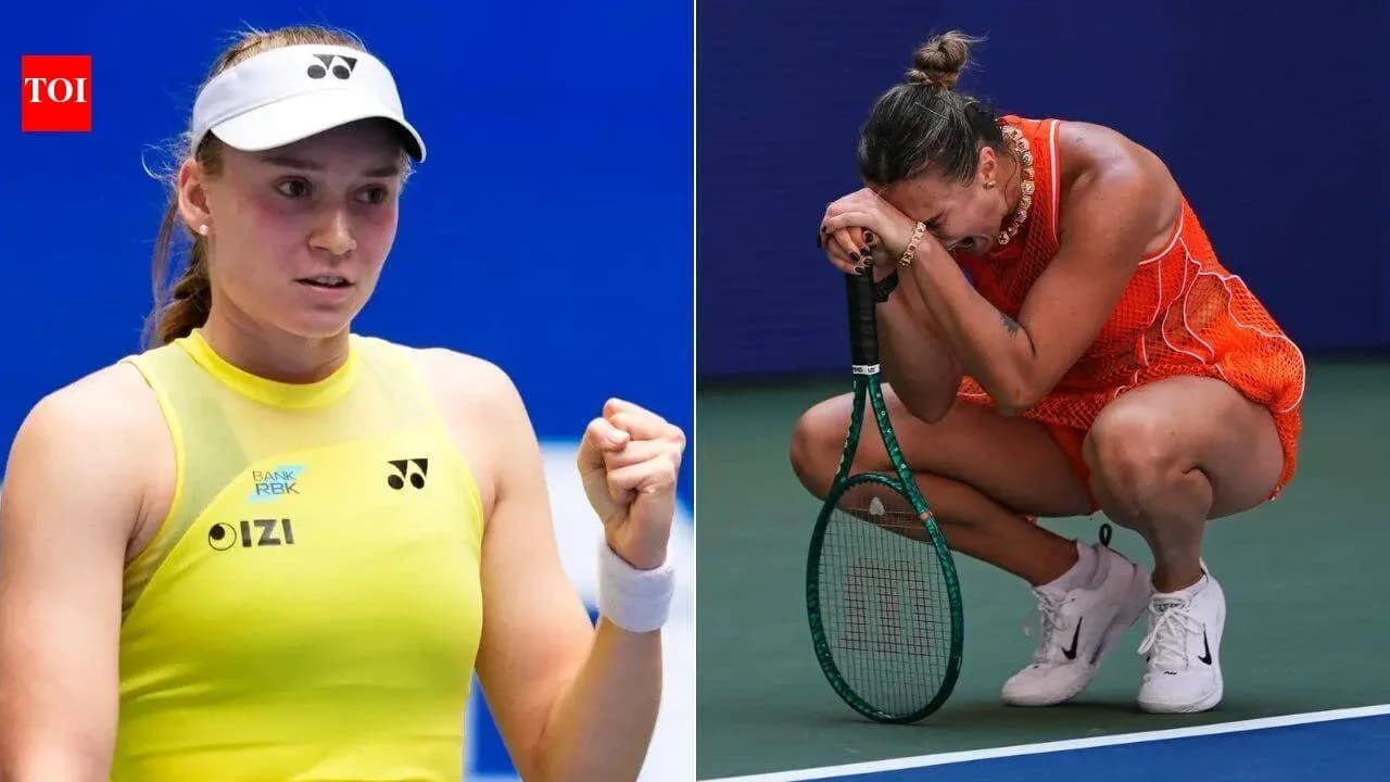 Joueuse de tennis célébrant et une autre accroupie Joueuse de tennis célébrant et une autre accroupie