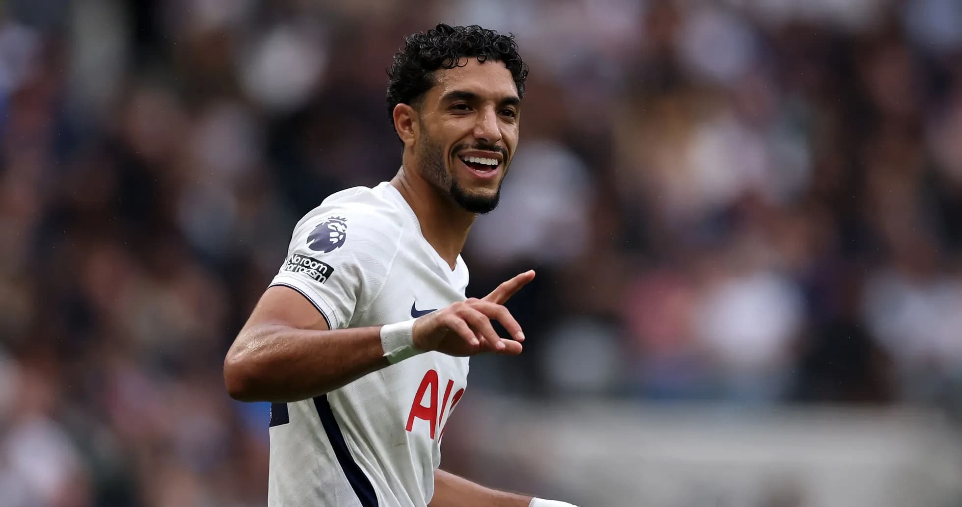 Joueur de Tottenham célébrant un but au stade Joueur de Tottenham célébrant un but au stade