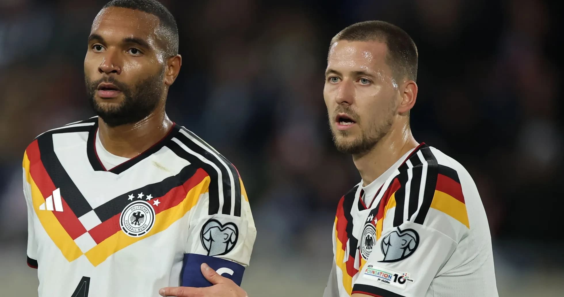 Deux joueurs de l'équipe allemande en discussion sur le terrain Deux joueurs de l'équipe allemande en discussion sur le terrain