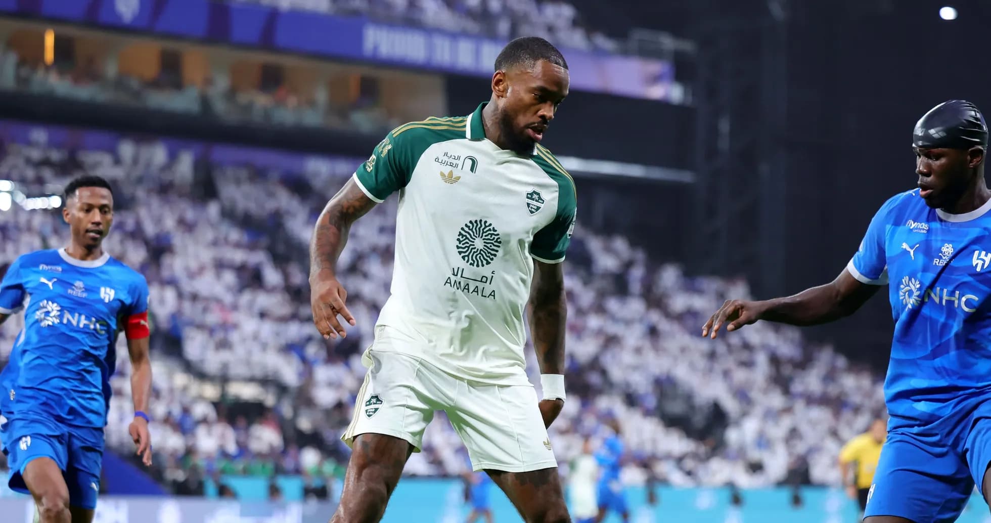 Joueur dribblant pendant un match de football Joueur dribblant pendant un match de football