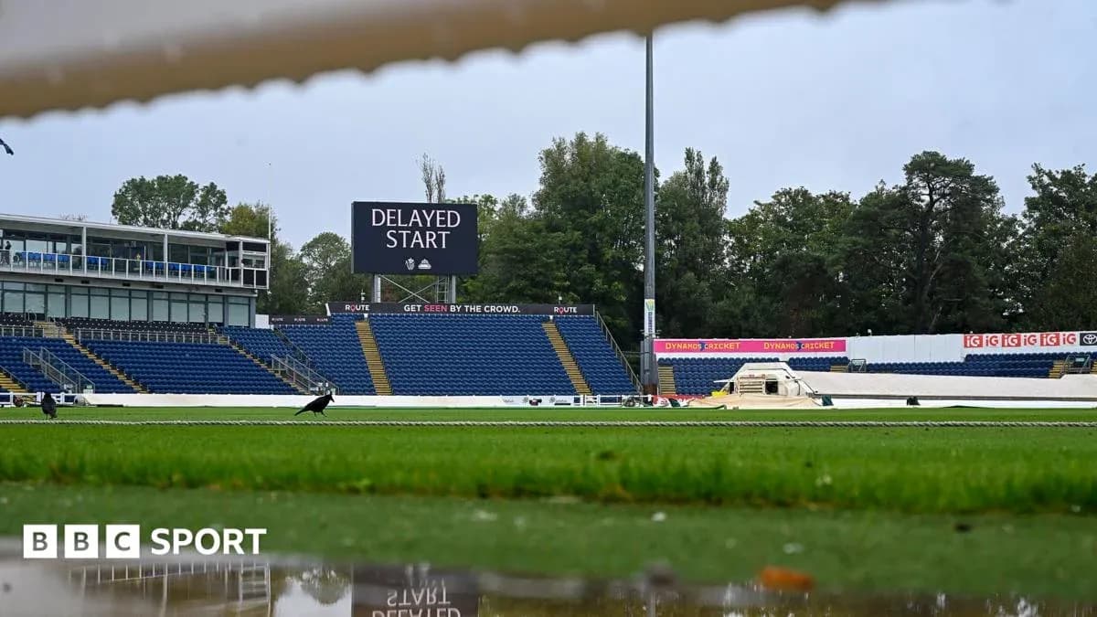 Stade de cricket avec panneau 'DELAYED START' Stade de cricket avec panneau 'DELAYED START'
