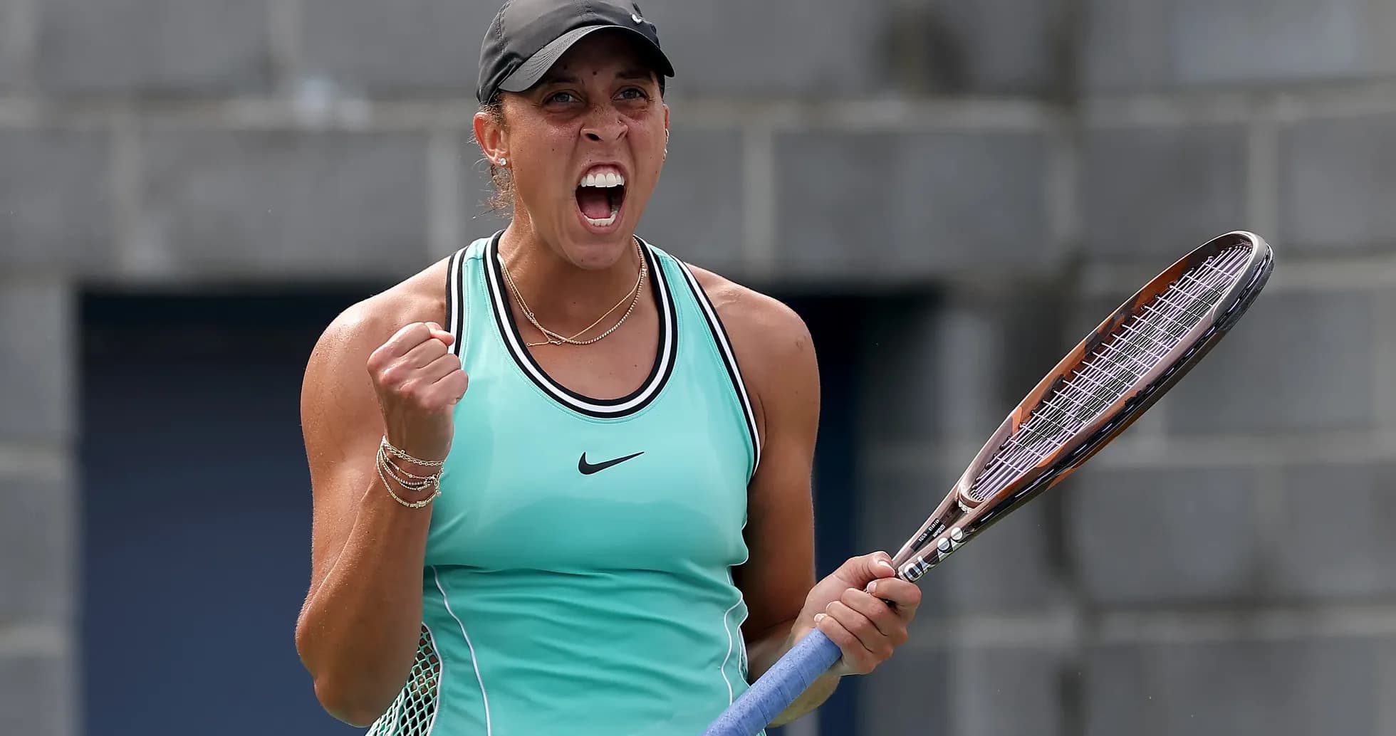 Joueuse de tennis célébrant après un point gagné Joueuse de tennis célébrant après un point gagné