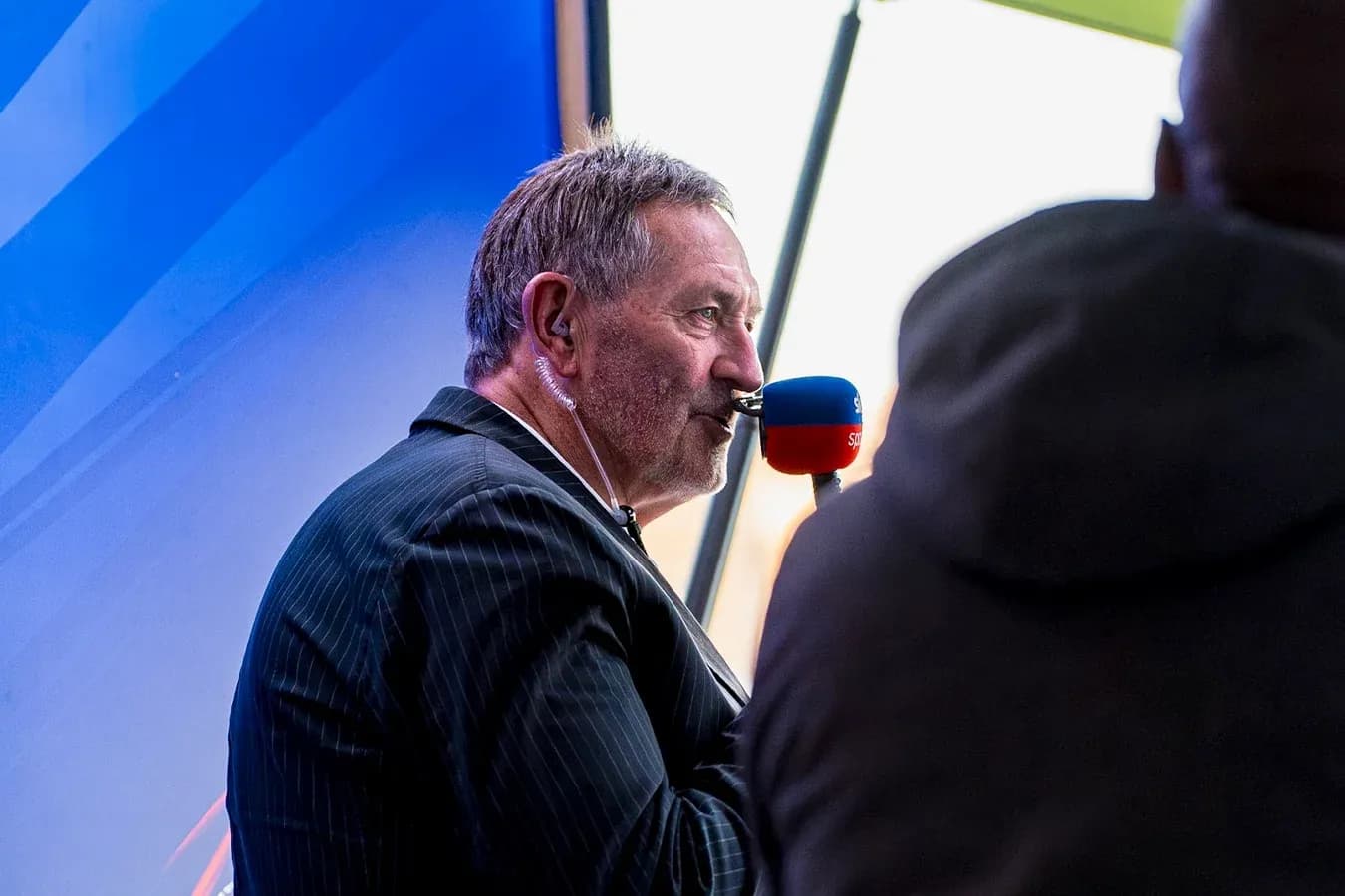 Commentateur parlant avec microphone lors d'une émission Commentateur parlant avec microphone lors d'une émission