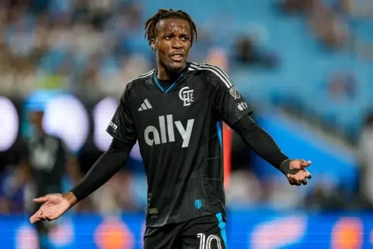Joueur en maillot noir exprimant son désaccord sur le terrain Joueur en maillot noir exprimant son désaccord sur le terrain