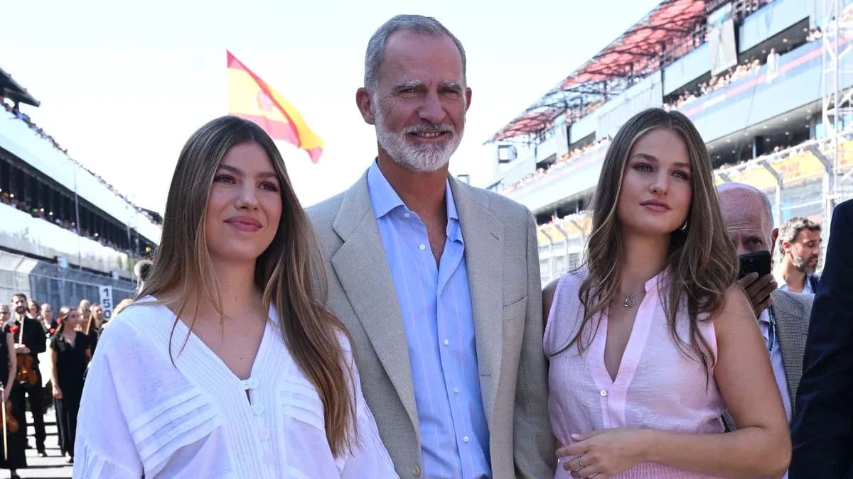 Trois personnes posant sur le circuit de course Trois personnes posant sur le circuit de course