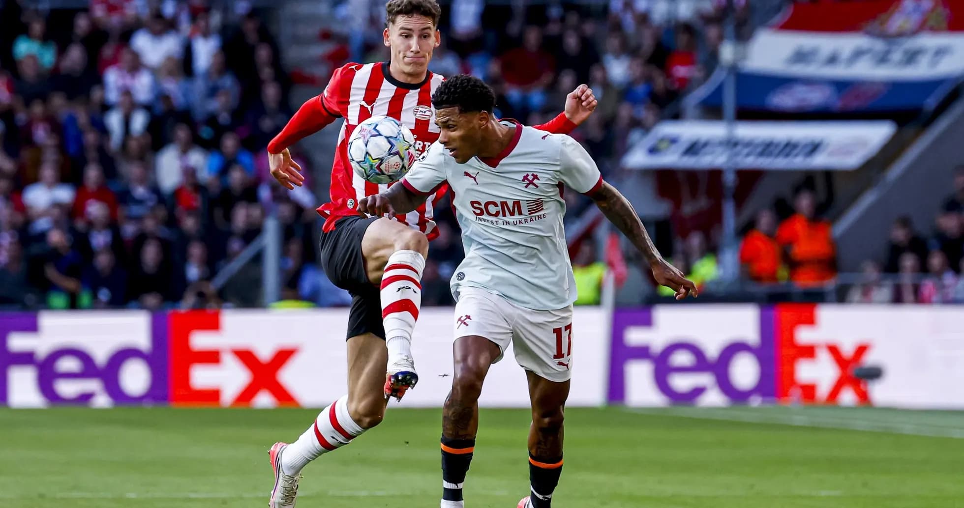 Joueur dribblant le ballon sous pression d'un adversaire Joueur dribblant le ballon sous pression d'un adversaire