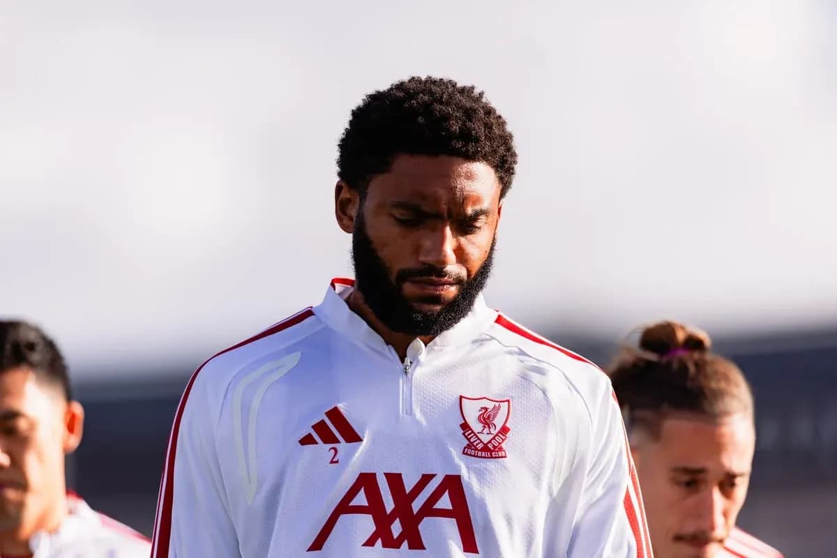 Joueur de Liverpool en tenue d'entraînement avant un match Joueur de Liverpool en tenue d'entraînement avant un match