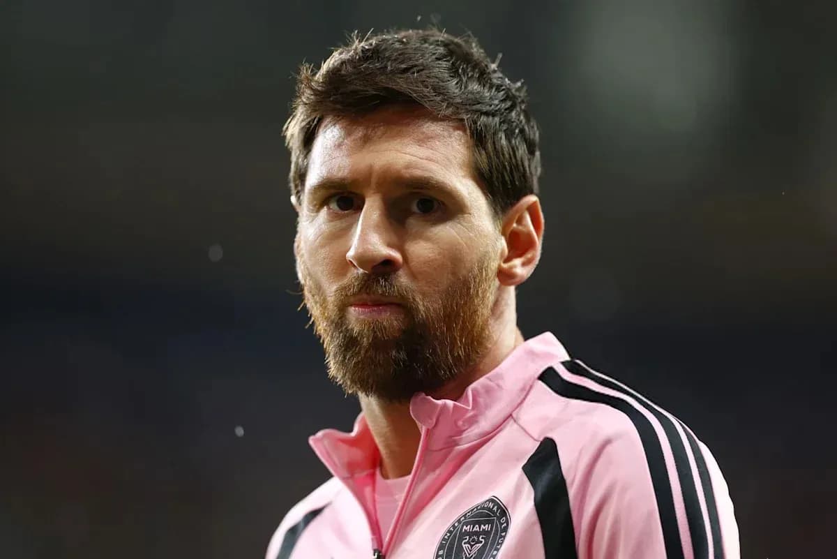 Joueur en tenue rose de l'Inter Miami, regard sérieux Joueur en tenue rose de l'Inter Miami, regard sérieux