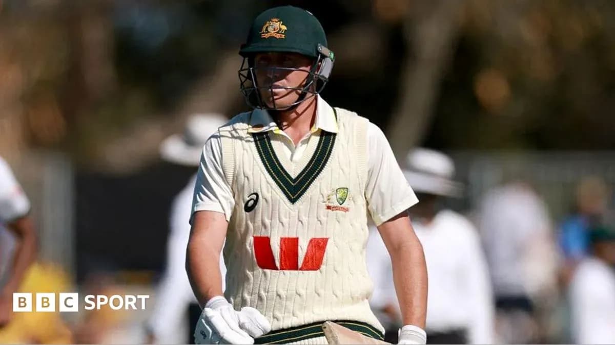 Joueur de cricket australien marchant sur le terrain Joueur de cricket australien marchant sur le terrain