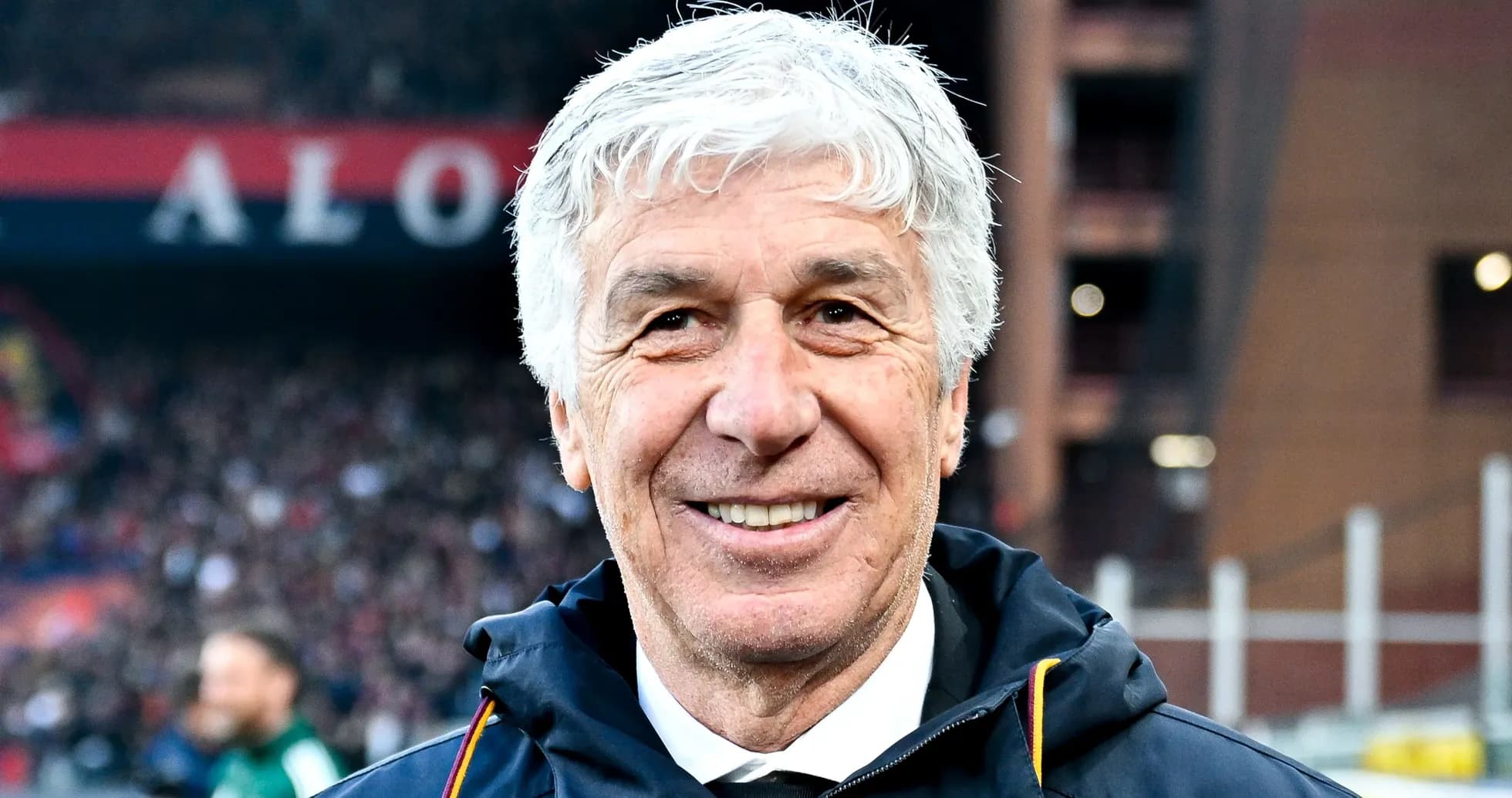 Entraîneur souriant avant le match au stade Entraîneur souriant avant le match au stade