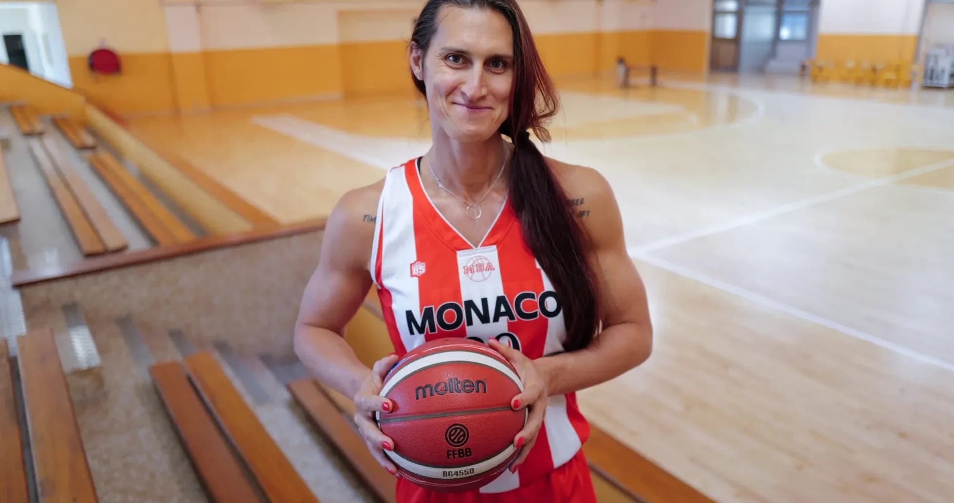 Joueuse de basketball de Monaco tenant un ballon Joueuse de basketball de Monaco tenant un ballon