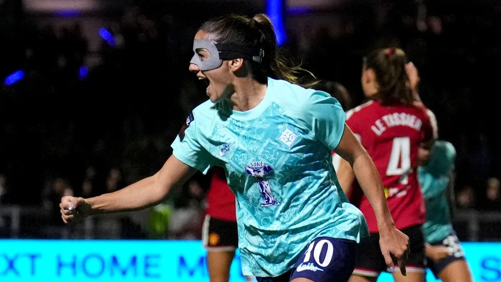 Joueuse célébrant un but avec un masque facial Joueuse célébrant un but avec un masque facial