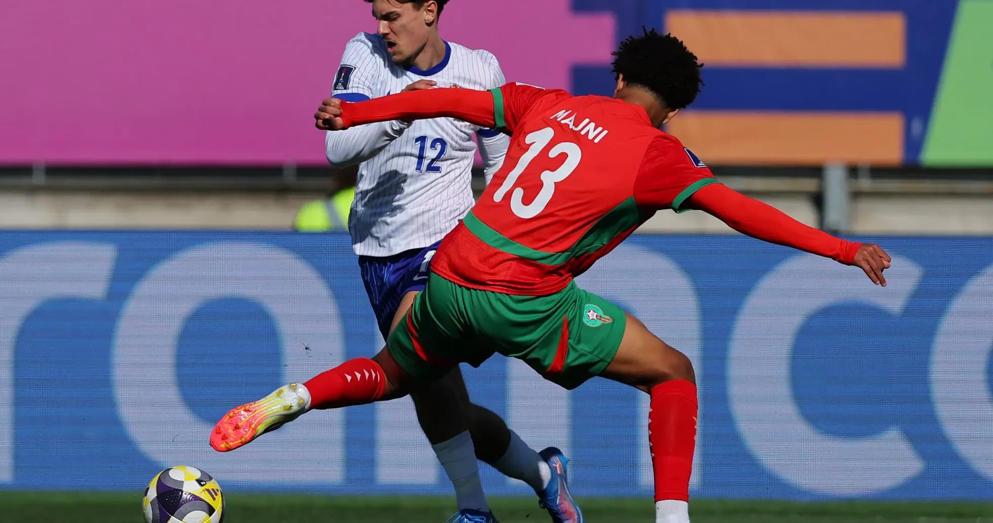 Joueur marocain défiant un adversaire pendant un match Joueur marocain défiant un adversaire pendant un match