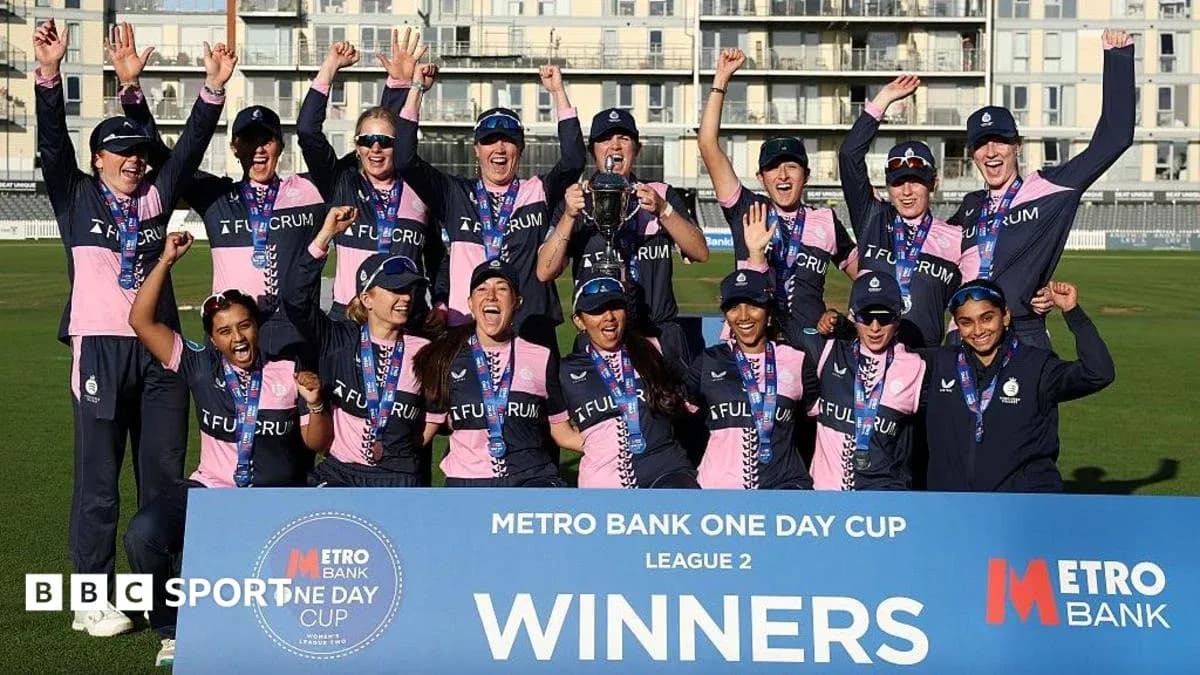 Équipe célébrant la victoire de la Metro Bank One Day Cup Équipe célébrant la victoire de la Metro Bank One Day Cup