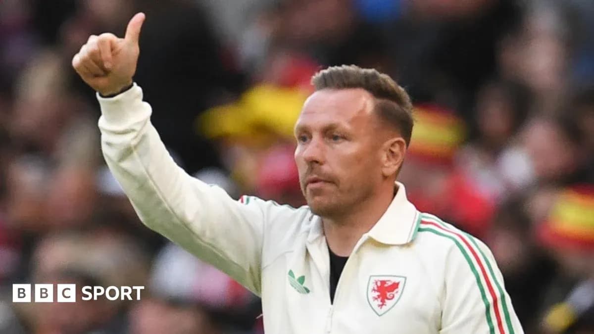 Entraîneur faisant un signe de validation lors du match Entraîneur faisant un signe de validation lors du match
