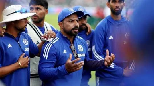 Entraîneur discutant avec l'équipe de cricket Entraîneur discutant avec l'équipe de cricket