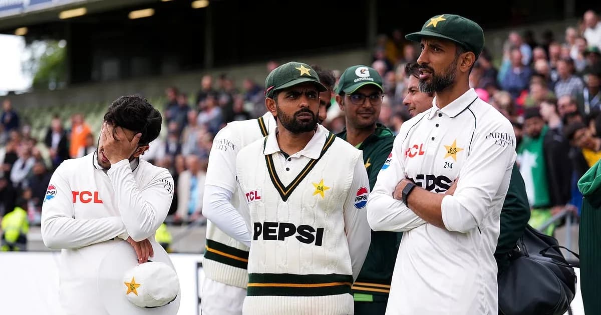 Joueurs pakistanais discutant sur le terrain de cricket Joueurs pakistanais discutant sur le terrain de cricket