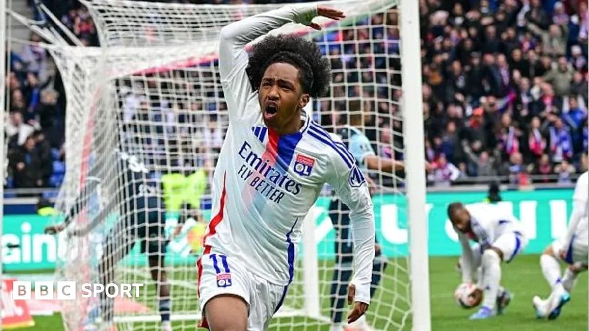 Joueur de l'OL célébrant un but au stade Joueur de l'OL célébrant un but au stade