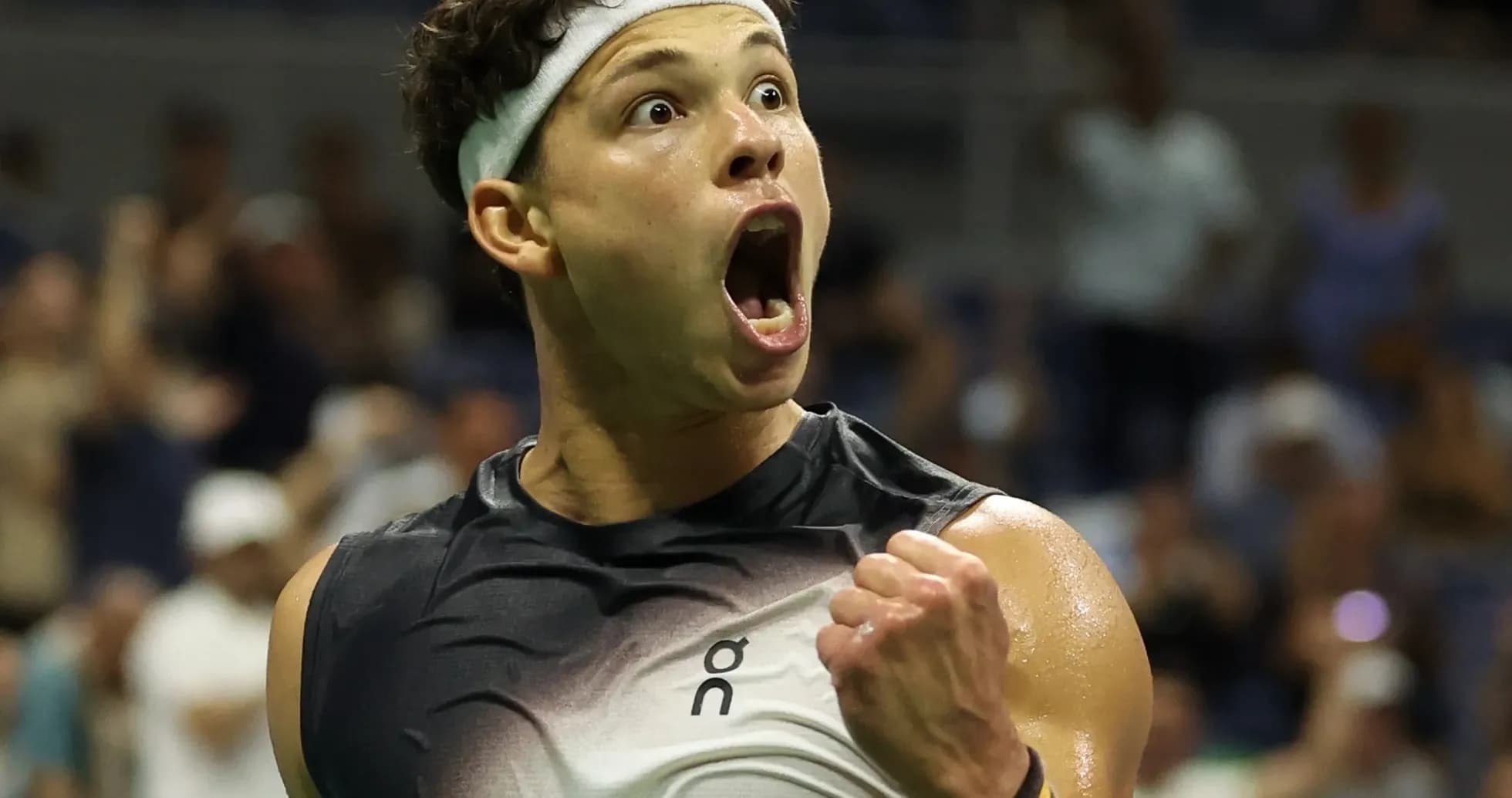 Joueur de tennis célébrant une victoire sur le court Joueur de tennis célébrant une victoire sur le court