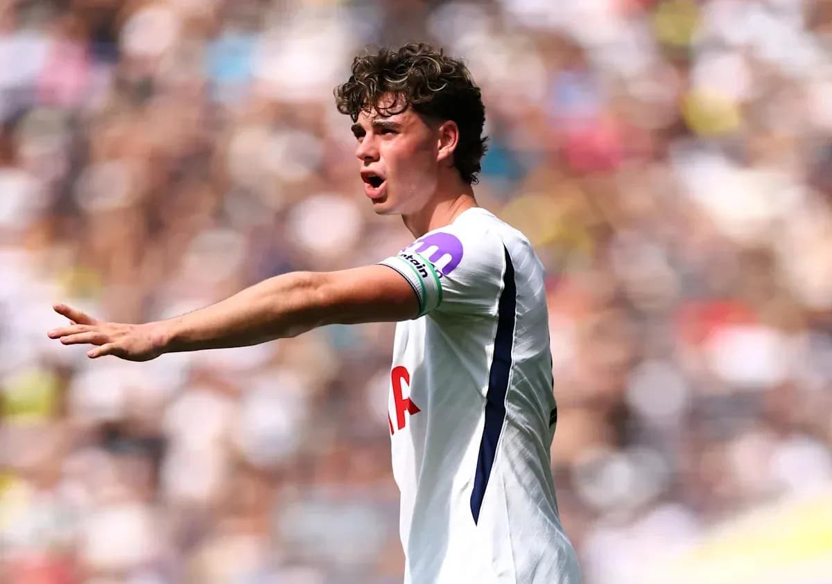 Joueur de Tottenham en action sur le terrain Joueur de Tottenham en action sur le terrain