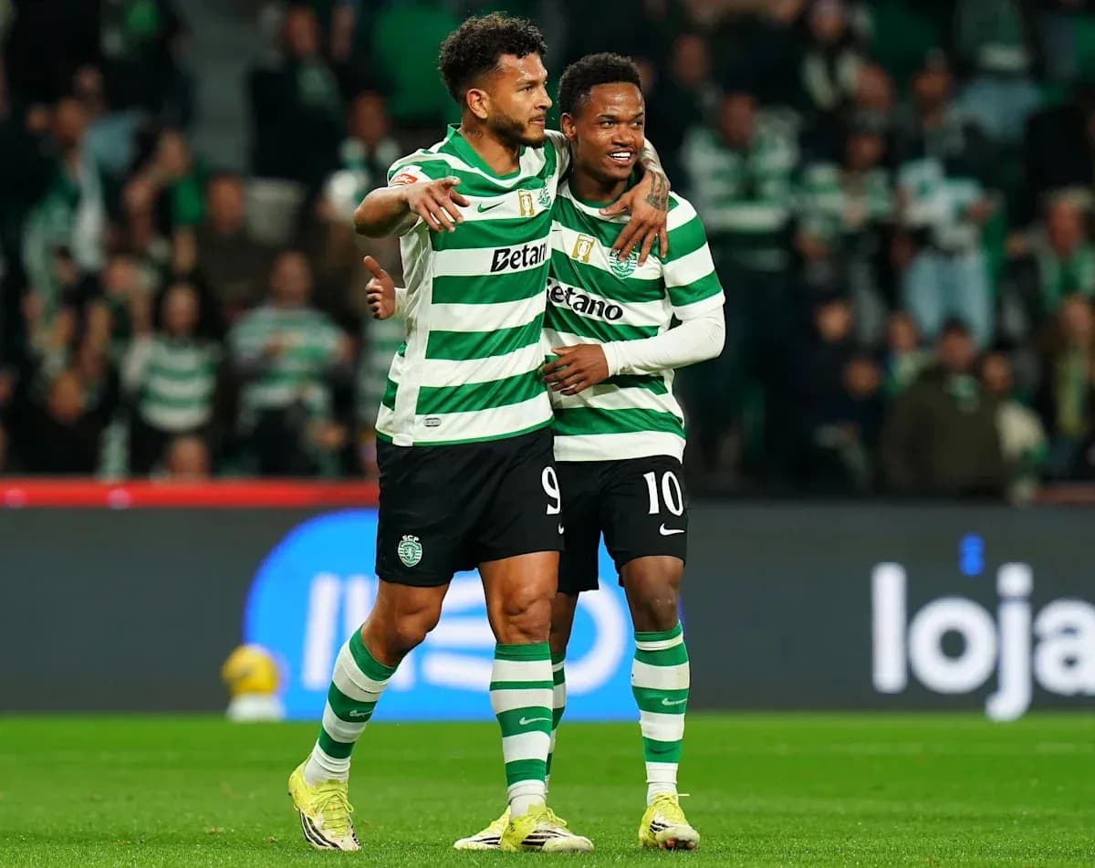 Joueurs de Sporting CP célébrant un but ensemble Joueurs de Sporting CP célébrant un but ensemble
