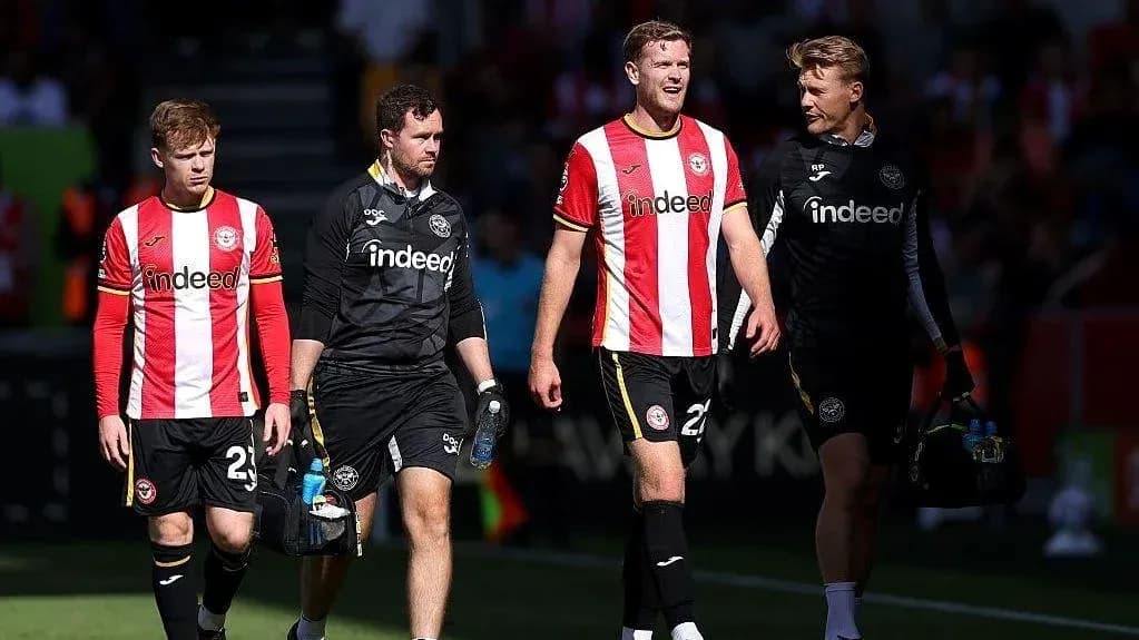 Joueurs de Brentford quittant le terrain après un match Joueurs de Brentford quittant le terrain après un match