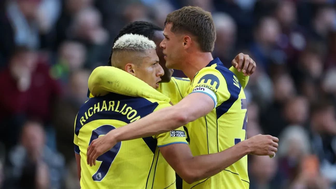 Joueurs de Tottenham célébrant un but Joueurs de Tottenham célébrant un but