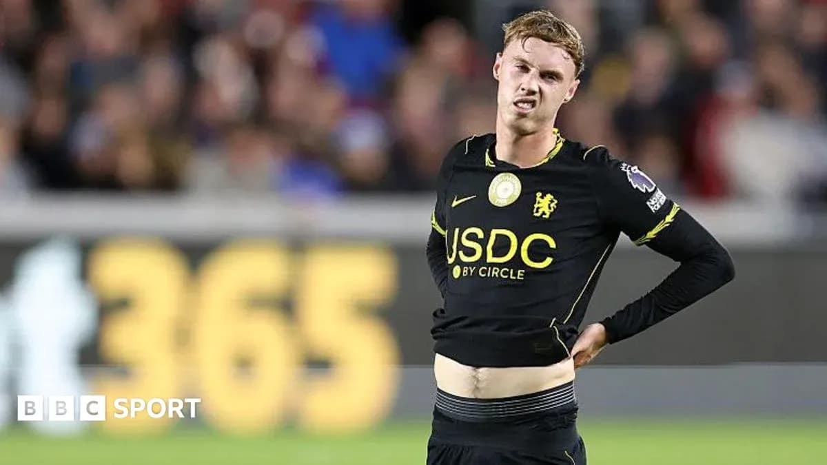 Joueur de Chelsea avec le maillot noir en action Joueur de Chelsea avec le maillot noir en action