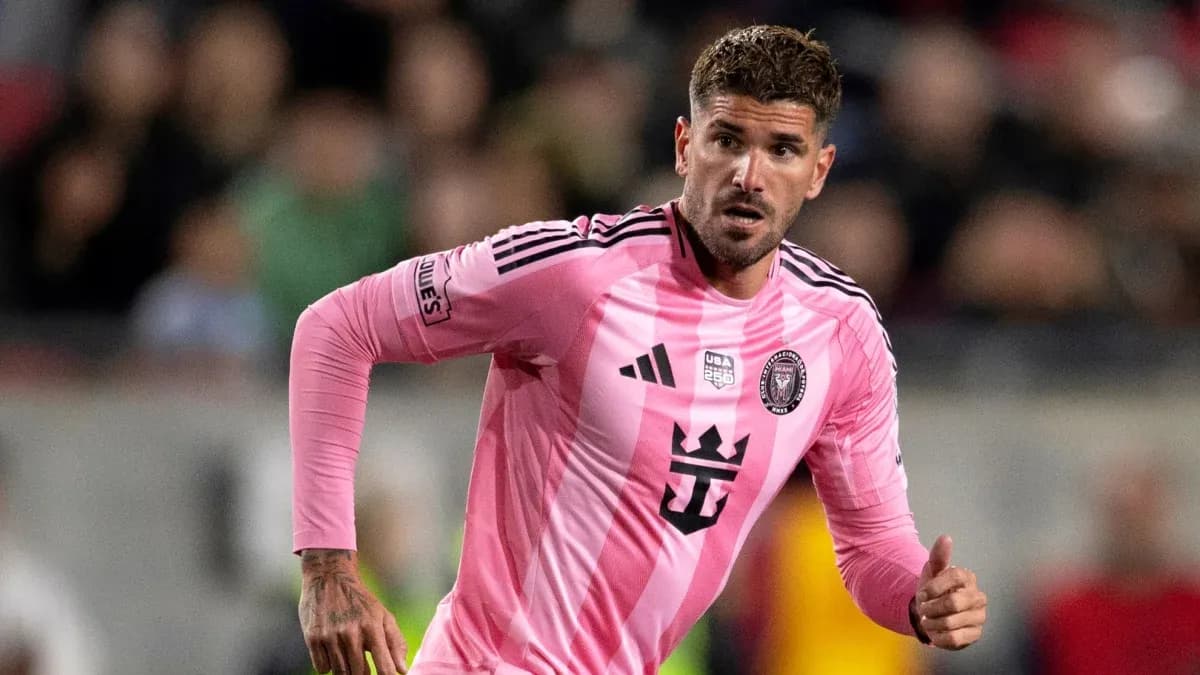 Joueur en maillot rose courant sur le terrain Joueur en maillot rose courant sur le terrain