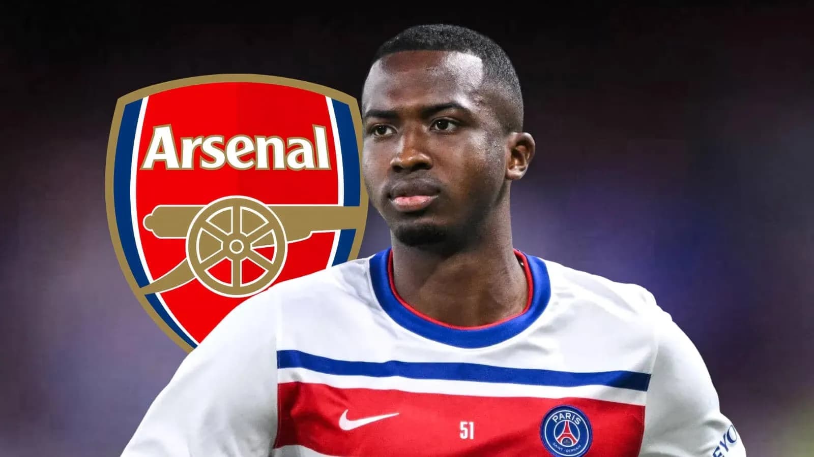 Joueur avec maillot du PSG devant logo d'Arsenal Joueur avec maillot du PSG devant logo d'Arsenal