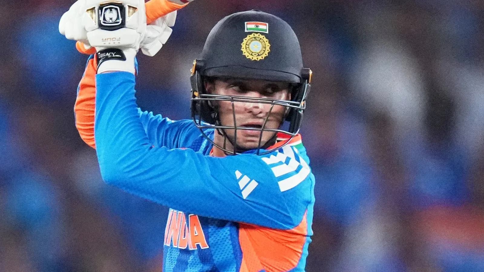 Joueur indien prêt à frapper la balle au cricket Joueur indien prêt à frapper la balle au cricket