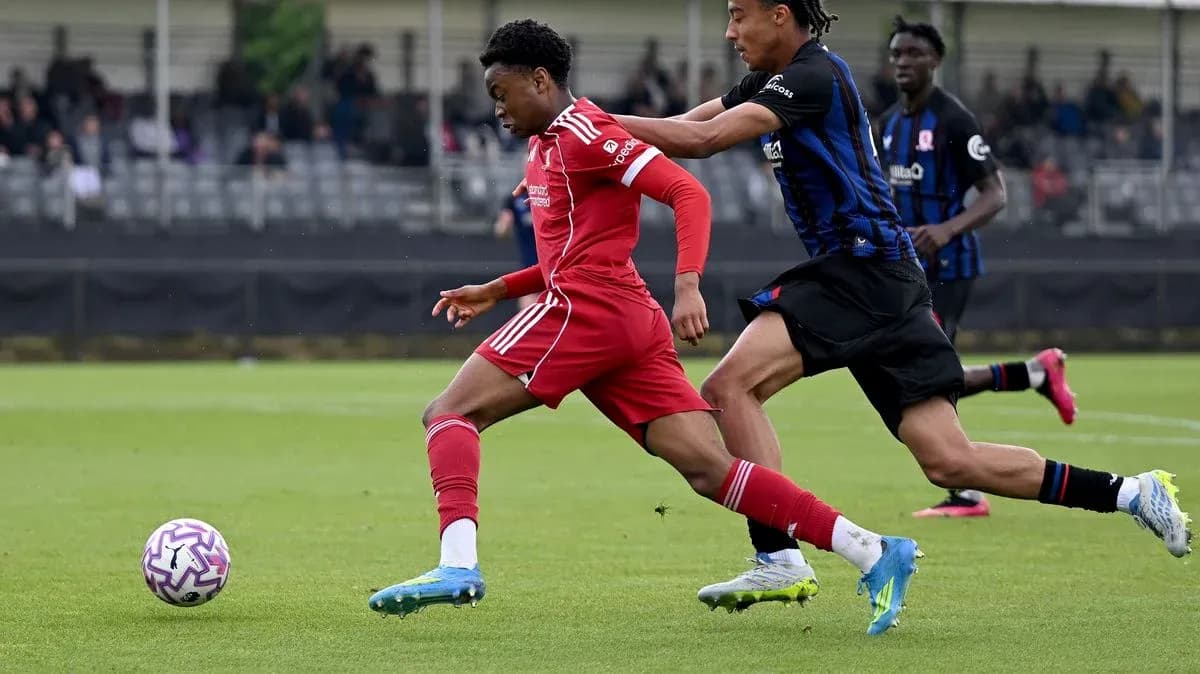 Joueur en rouge dribblant un adversaire en bleu Joueur en rouge dribblant un adversaire en bleu