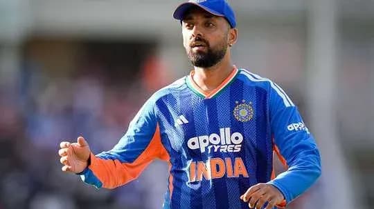 Joueur indien en action sur le terrain de cricket Joueur indien en action sur le terrain de cricket