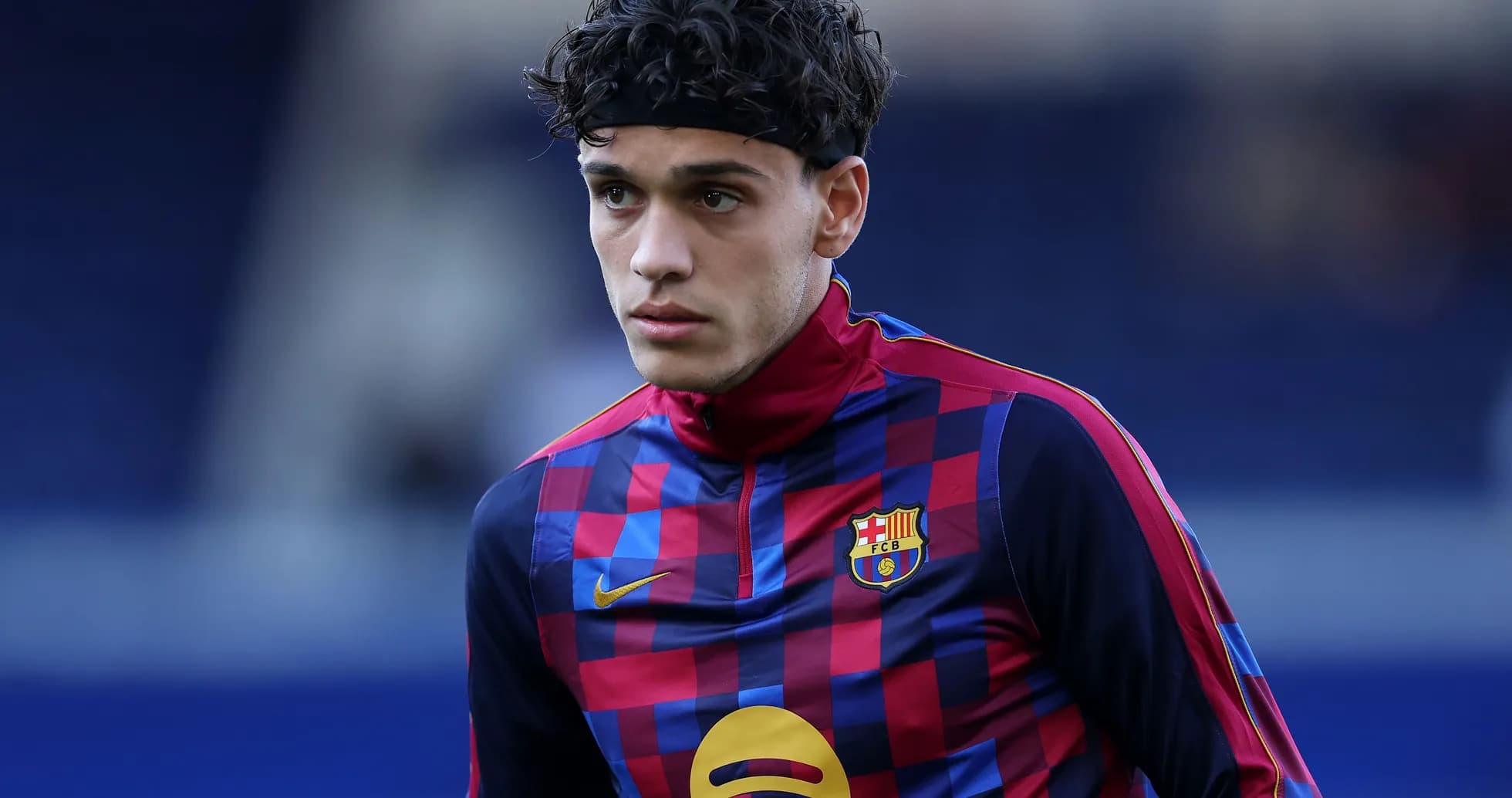 Joueur de Barcelone en tenue d'échauffement Joueur de Barcelone en tenue d'échauffement