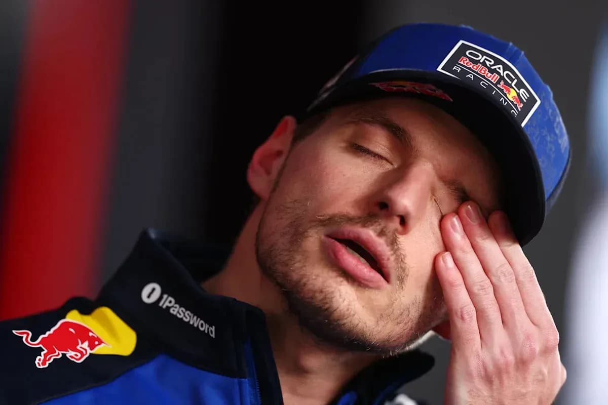 Pilote de Formule 1 avec la main sur le visage Pilote de Formule 1 avec la main sur le visage