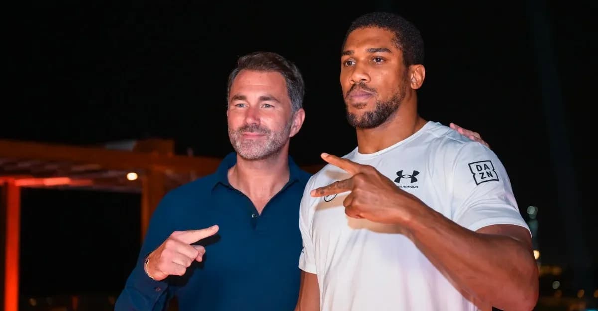 Deux hommes posant ensemble lors d'un événement Deux hommes posant ensemble lors d'un événement