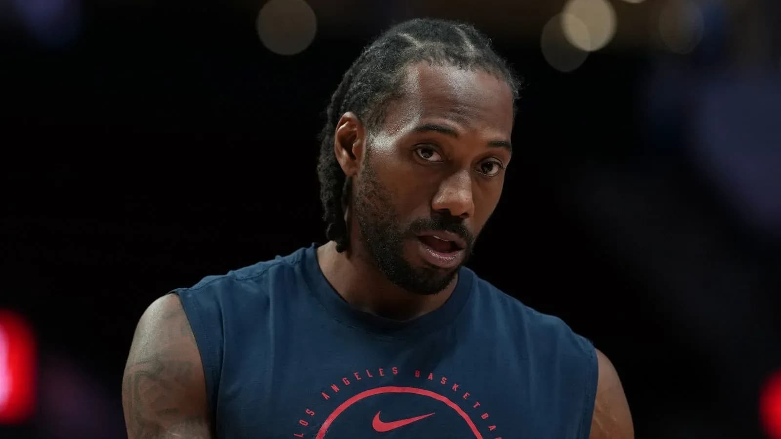 Joueur en tenue d'entraînement avant un match Joueur en tenue d'entraînement avant un match