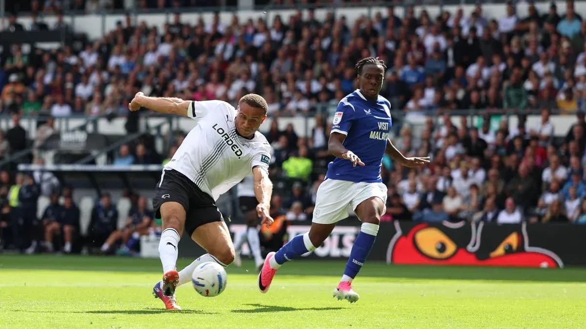 Joueur de Derby County dribblant un adversaire de Cardiff City Joueur de Derby County dribblant un adversaire de Cardiff City