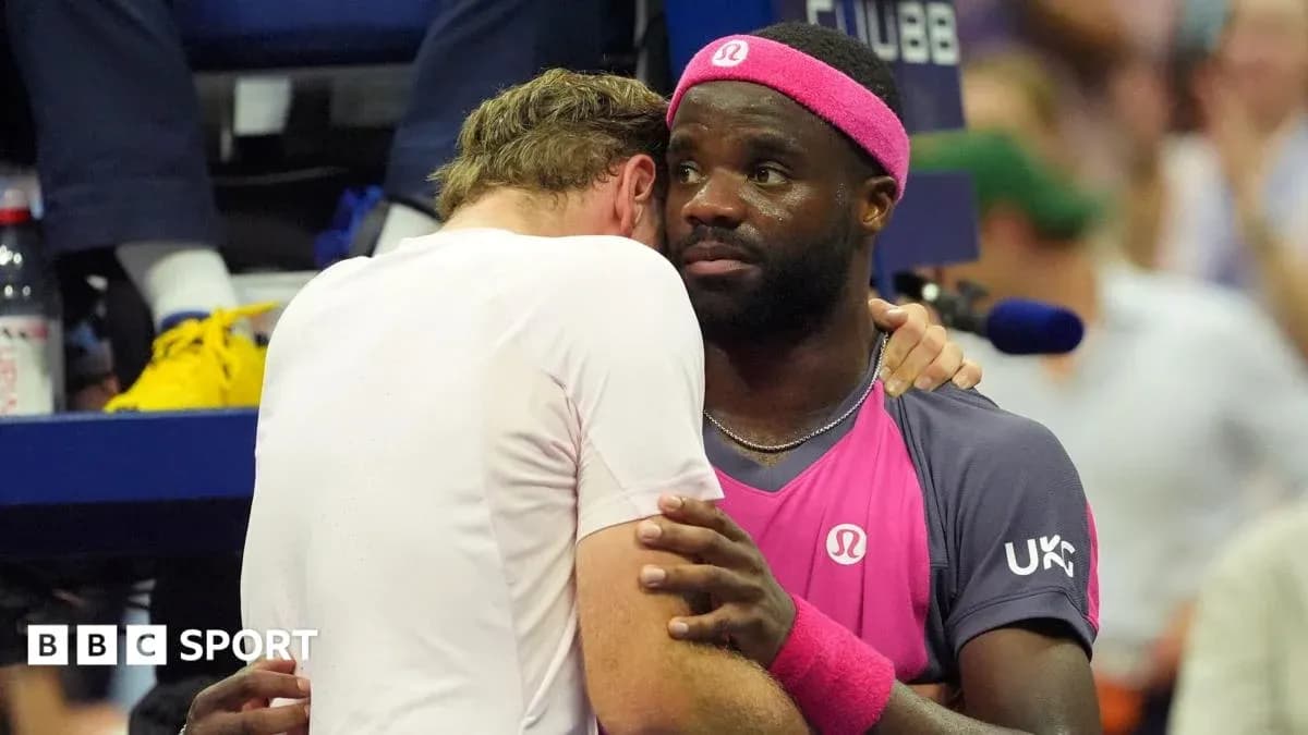 Deux joueurs se réconfortant après un match Deux joueurs se réconfortant après un match