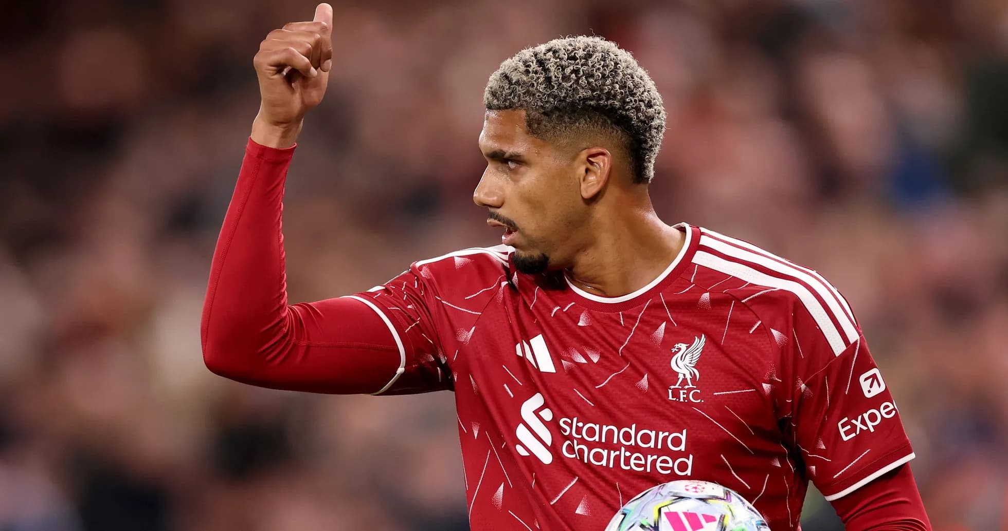 Joueur de Liverpool levant le pouce sur le terrain Joueur de Liverpool levant le pouce sur le terrain